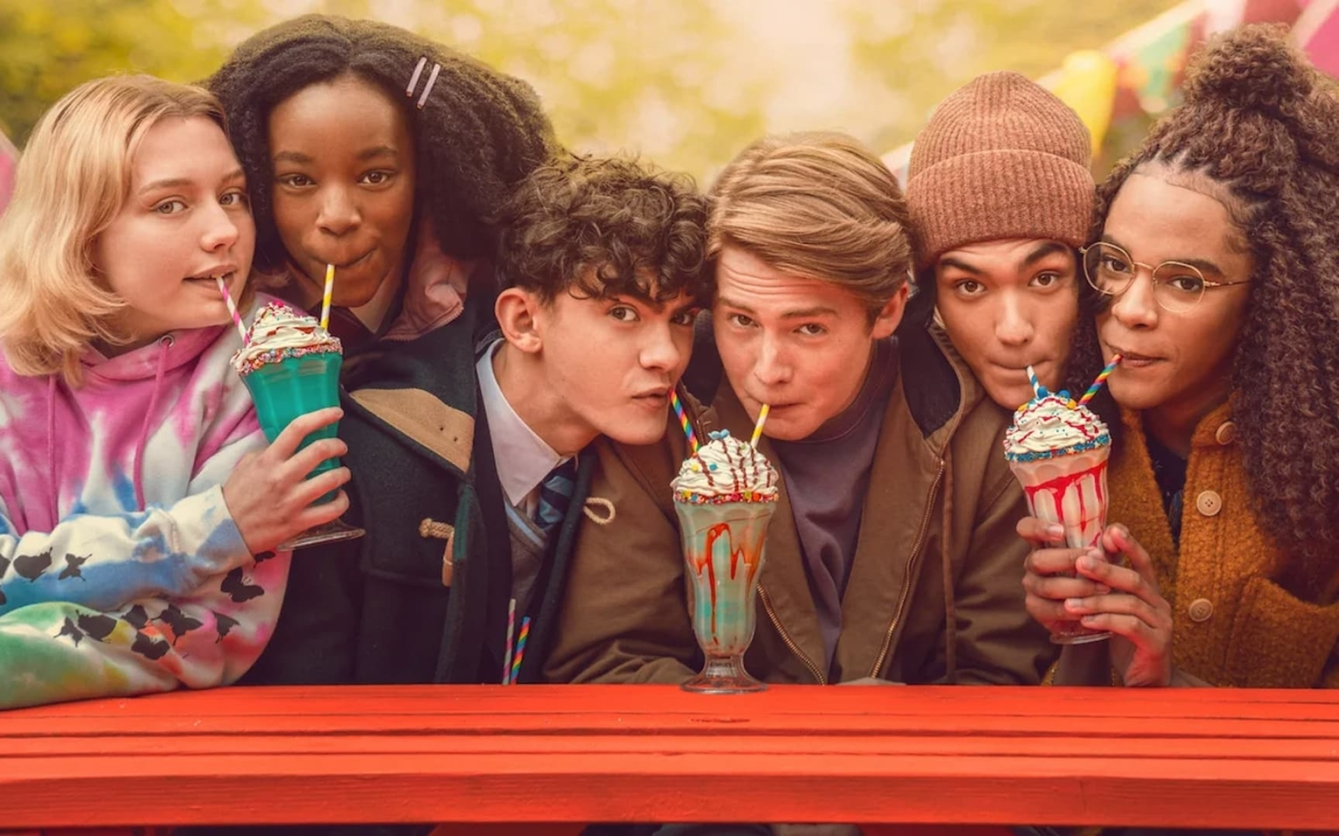 Photographie promotionnelle de la série issue de la saison 1 montrant les personnages principaux en train de boire un milkshake